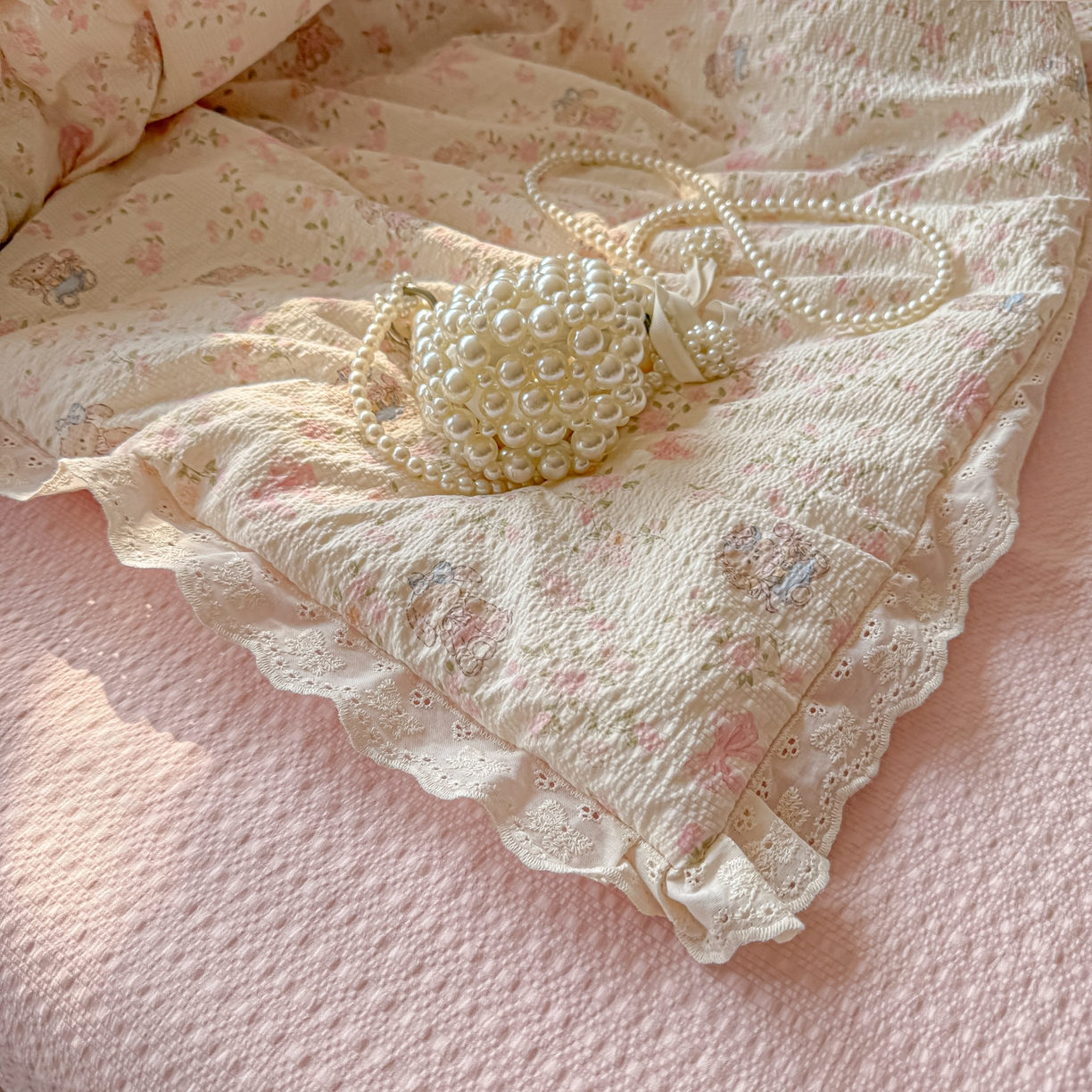 91家纺网 家纺一手货源 找家纺 玉海棠家纺 2026新款泡芙纱全棉纯棉蕾丝花边夏被-花笺系列（软乎乎的质感，治愈所有疲惫） 花笺-庄园小兔