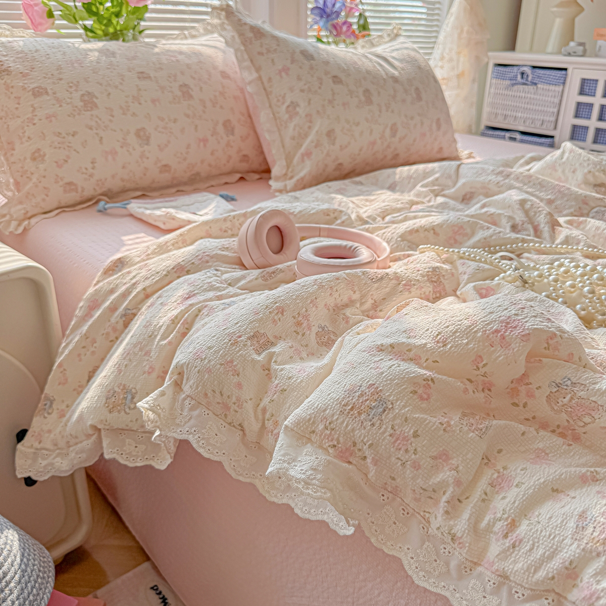 91家纺网 家纺一手货源 找家纺 玉海棠家纺 2026新款泡芙纱全棉纯棉蕾丝花边夏被-花笺系列（软乎乎的质感，治愈所有疲惫） 花笺-庄园小兔