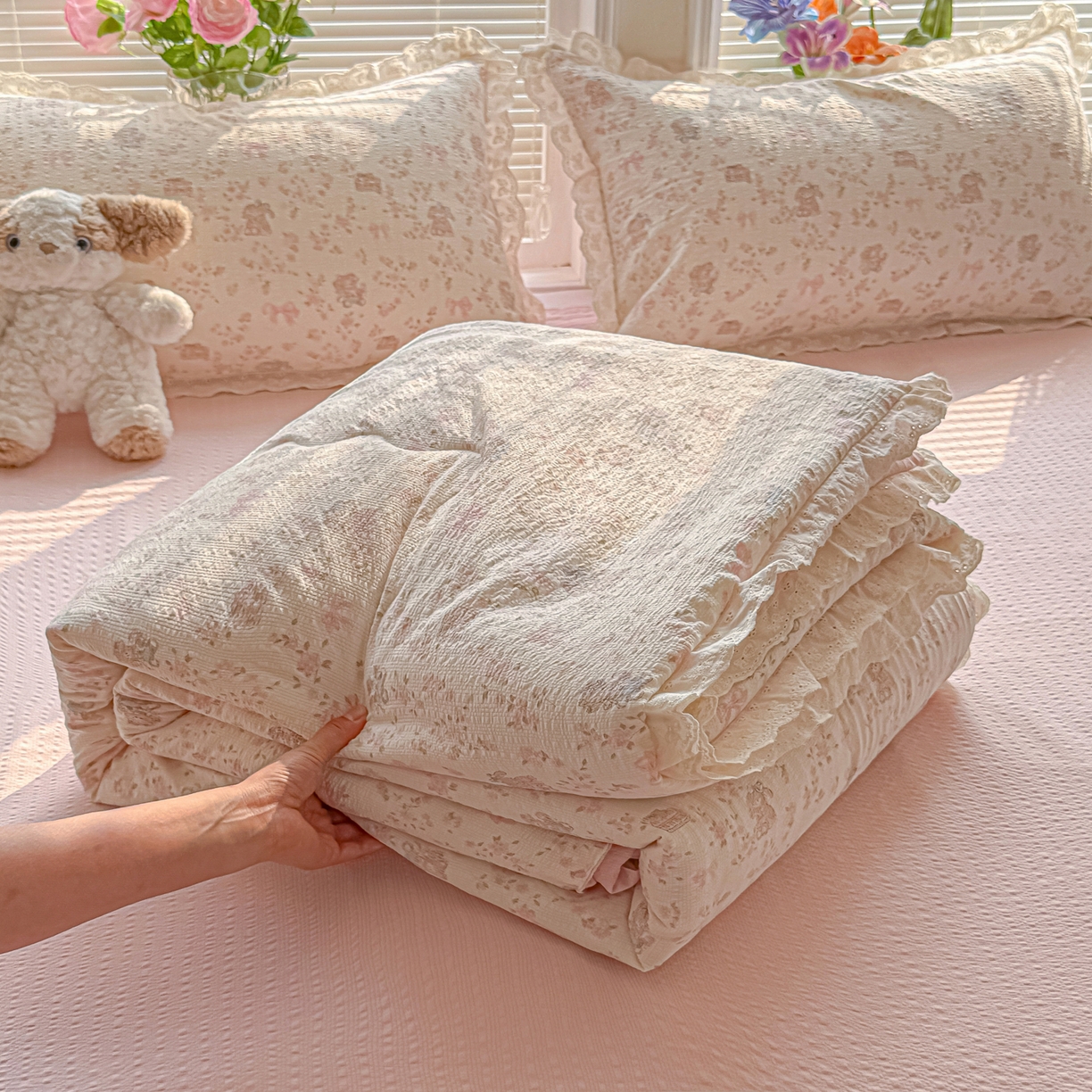 91家纺网 家纺一手货源 找家纺 玉海棠家纺 2026新款泡芙纱全棉纯棉蕾丝花边夏被-花笺系列（软乎乎的质感，治愈所有疲惫） 花笺-庄园小兔