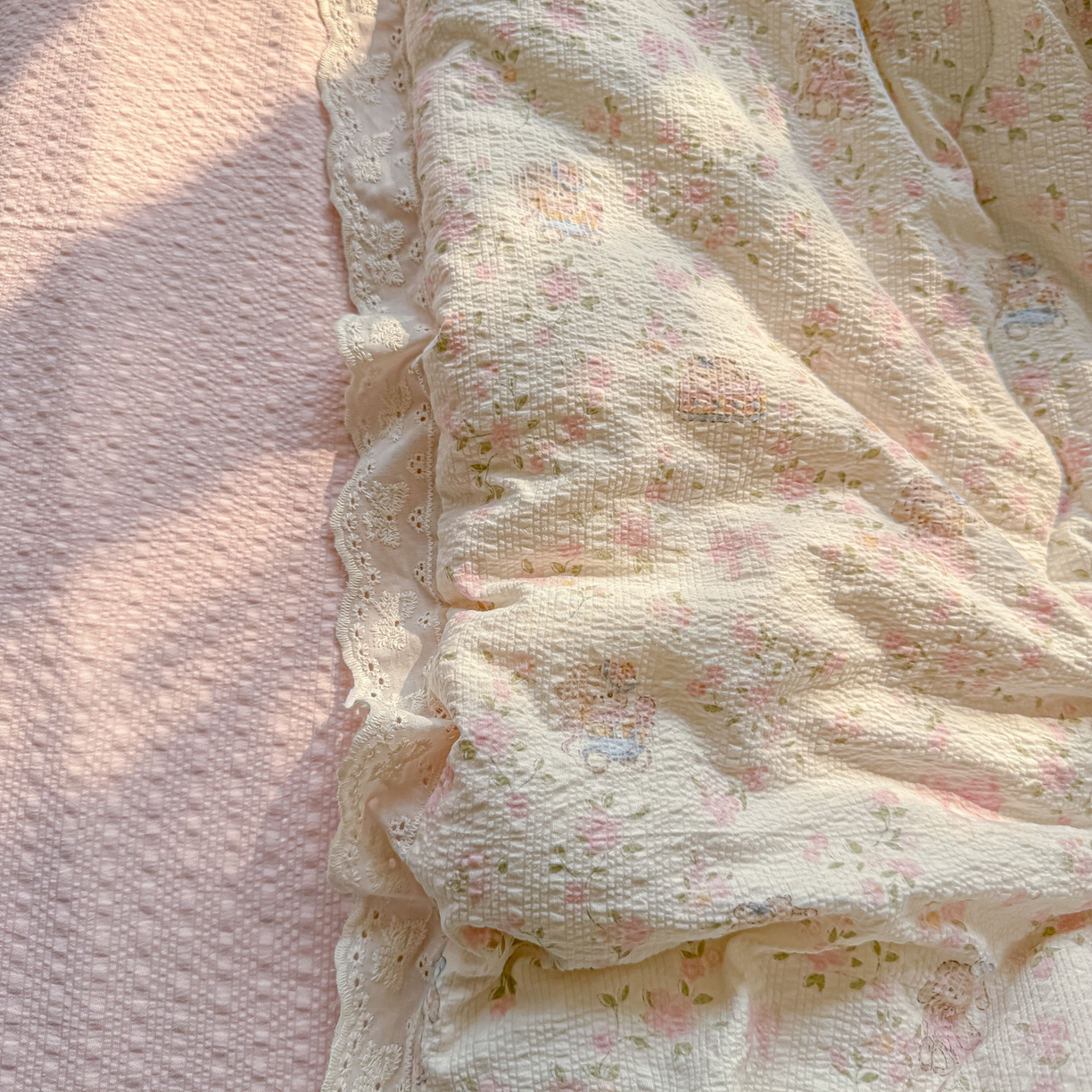 91家纺网 家纺一手货源 找家纺 玉海棠家纺 2026新款泡芙纱全棉纯棉蕾丝花边夏被-花笺系列（软乎乎的质感，治愈所有疲惫） 花笺-庄园小兔