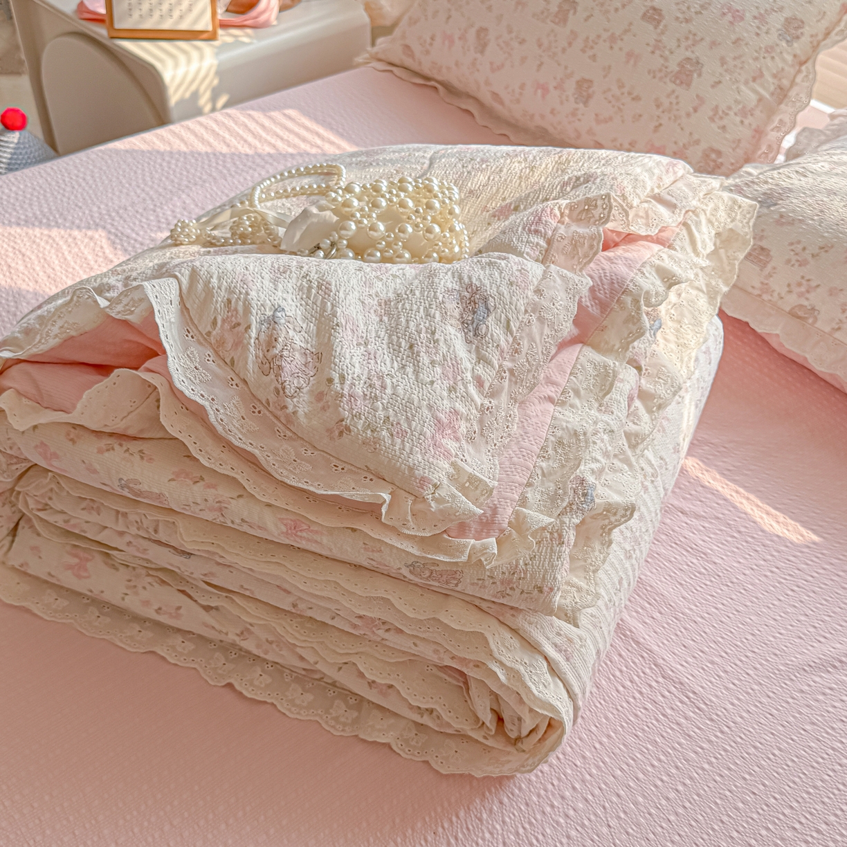 91家纺网 家纺一手货源 找家纺 玉海棠家纺 2026新款泡芙纱全棉纯棉蕾丝花边夏被-花笺系列（软乎乎的质感，治愈所有疲惫） 花笺-庄园小兔