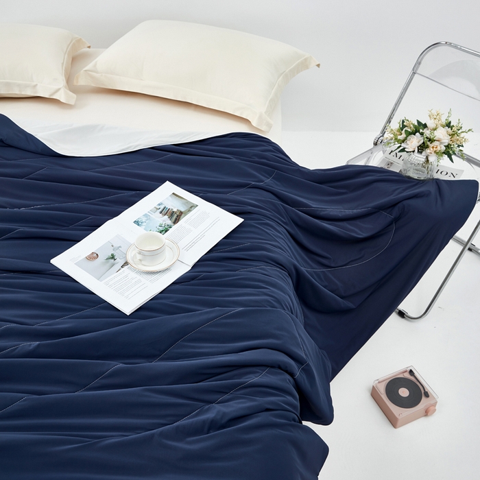 91家纺网 家纺一手货源 找家纺 库里梦家纺 2026春夏新款网红直播爆款A类锦氨深海水藻凉感被夏凉被空调被 藏青-灰