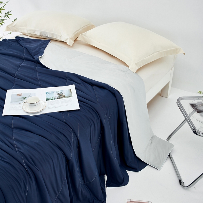 91家纺网 家纺一手货源 找家纺 库里梦家纺 2026春夏新款网红直播爆款A类锦氨深海水藻凉感被夏凉被空调被 藏青-灰