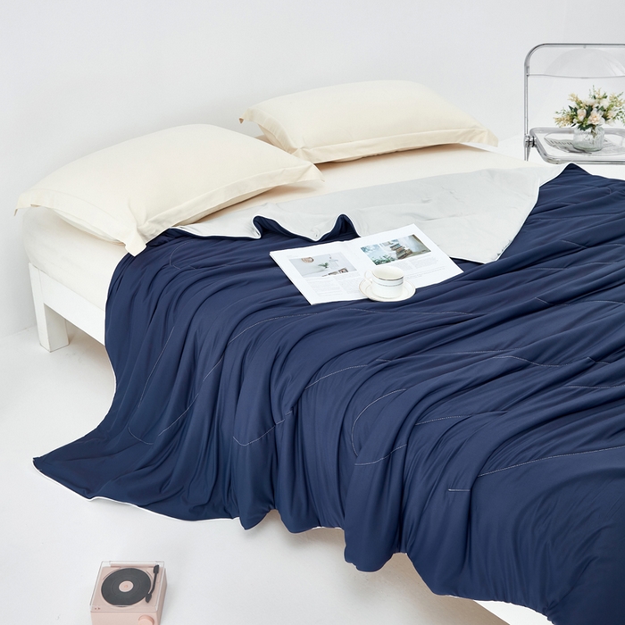 91家纺网 家纺一手货源 找家纺 库里梦家纺 2026春夏新款网红直播爆款A类锦氨深海水藻凉感被夏凉被空调被 藏青-灰