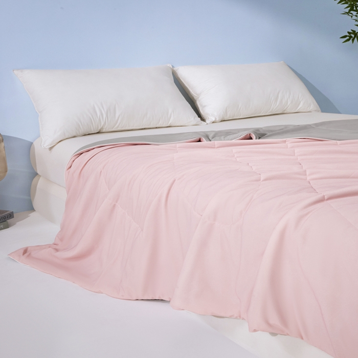 91家纺网 家纺一手货源 找家纺 库里梦家纺 2026春夏新款网红直播爆款A类锦氨深海水藻凉感被夏凉被空调被 桃花粉-灰