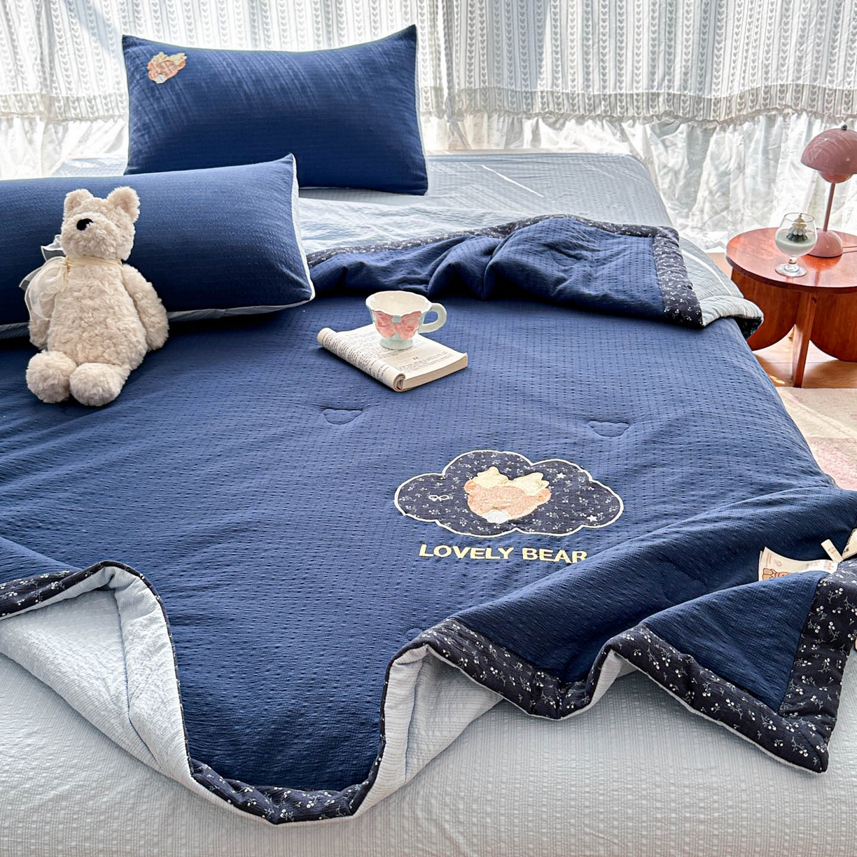 91家纺网 家纺一手货源 找家纺 玉海棠家纺 2026新款泡芙纱夏被夏凉被空调被贴布绣四件套-安妮公主系列 安妮公主-藏蓝