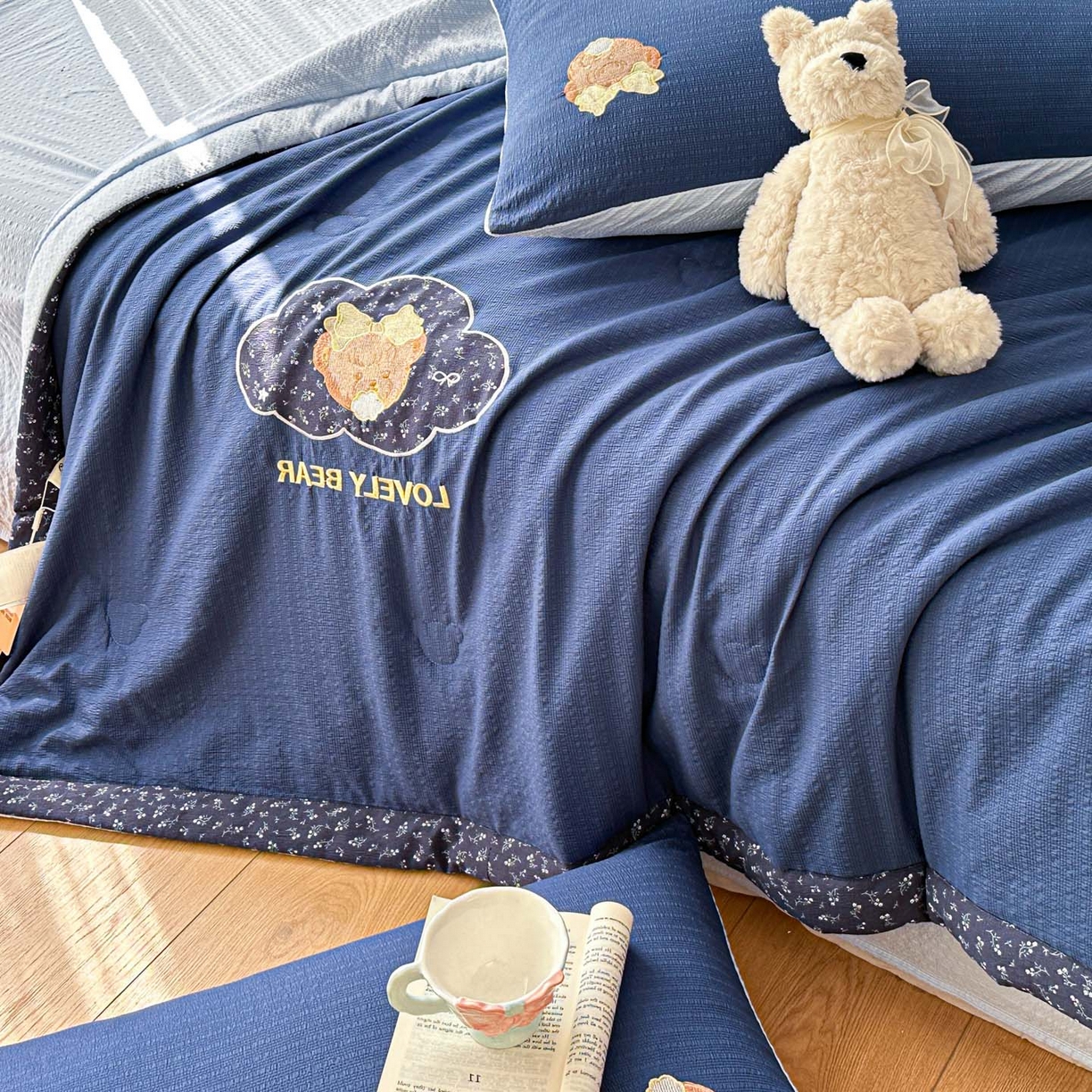 91家纺网 家纺一手货源 找家纺 玉海棠家纺 2026新款泡芙纱夏被夏凉被空调被贴布绣四件套-安妮公主系列 安妮公主-藏蓝