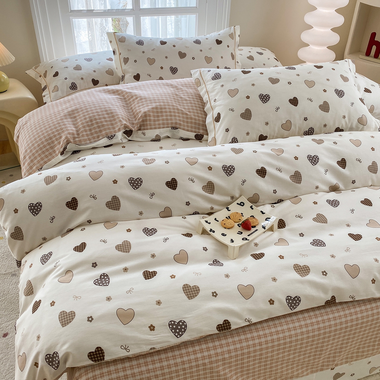 91家纺网 家纺一手货源 找家纺 钰锦铂2026新款直播爆款全棉四件套13070吊边床单一字绣印花纯棉三件套四件套 爱意随风-咖