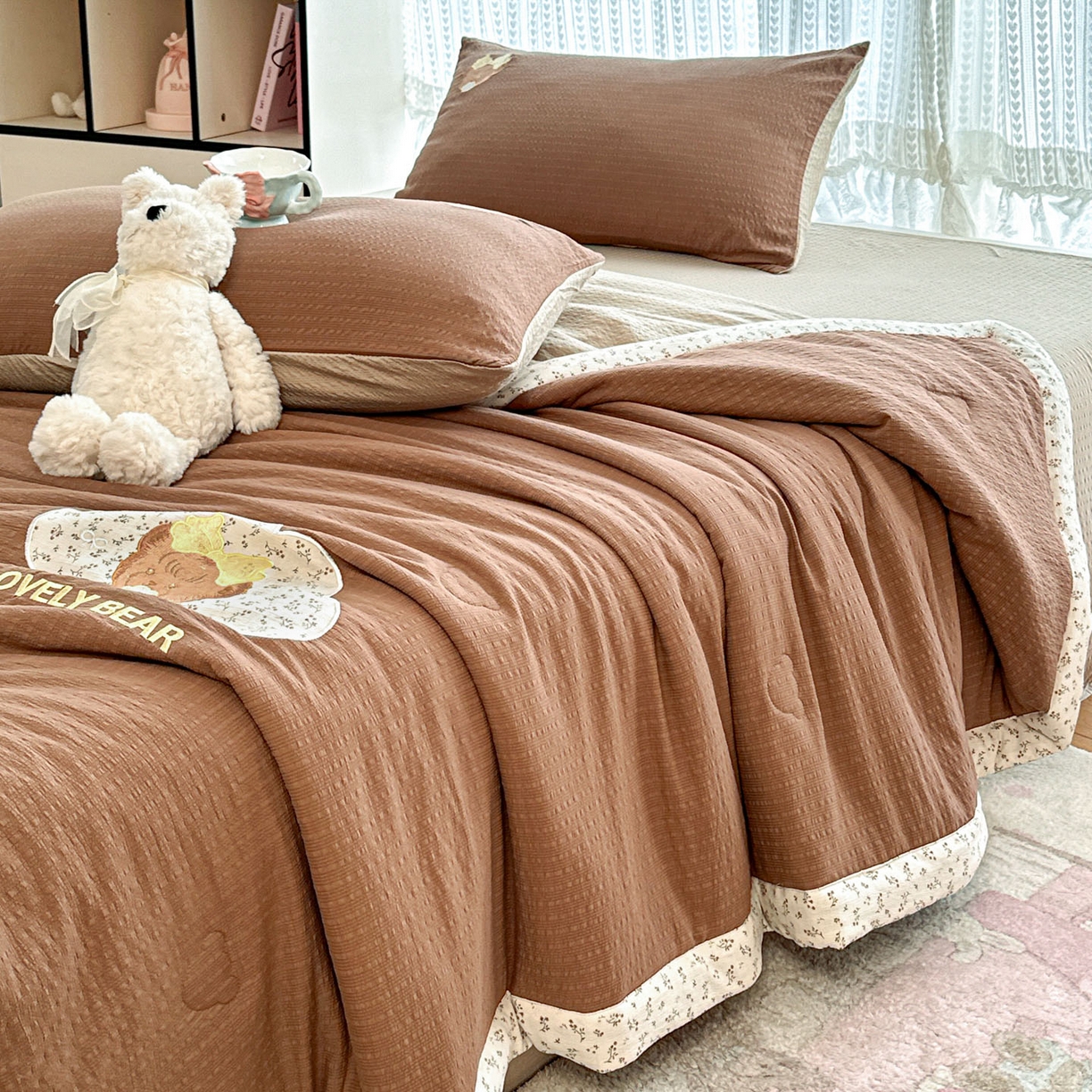 91家纺网 家纺一手货源 找家纺 玉海棠家纺 2026新款泡芙纱夏被夏凉被空调被贴布绣四件套-安妮公主系列 安妮公主-格调咖