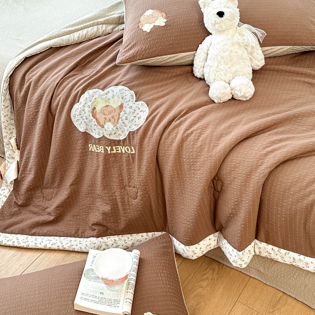 91家纺网 家纺一手货源 找家纺 玉海棠家纺 2026新款泡芙纱夏被夏凉被空调被贴布绣四件套-安妮公主系列 安妮公主-格调咖