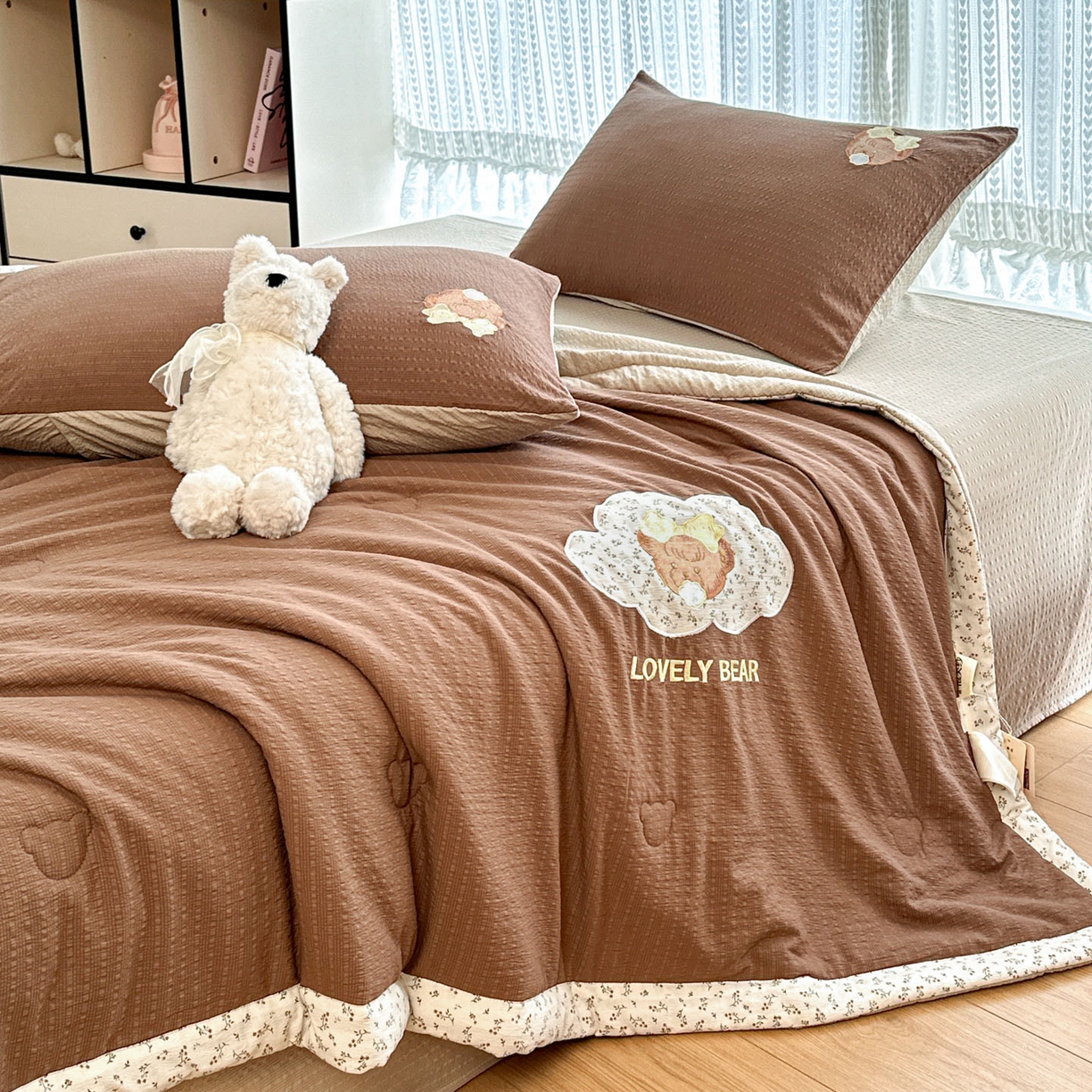 91家纺网 家纺一手货源 找家纺 玉海棠家纺 2026新款泡芙纱夏被夏凉被空调被贴布绣四件套-安妮公主系列 安妮公主-格调咖