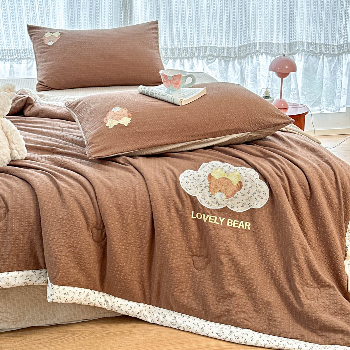 91家纺网 家纺一手货源 找家纺 玉海棠家纺 2026新款泡芙纱夏被夏凉被空调被贴布绣四件套-安妮公主系列 安妮公主-格调咖