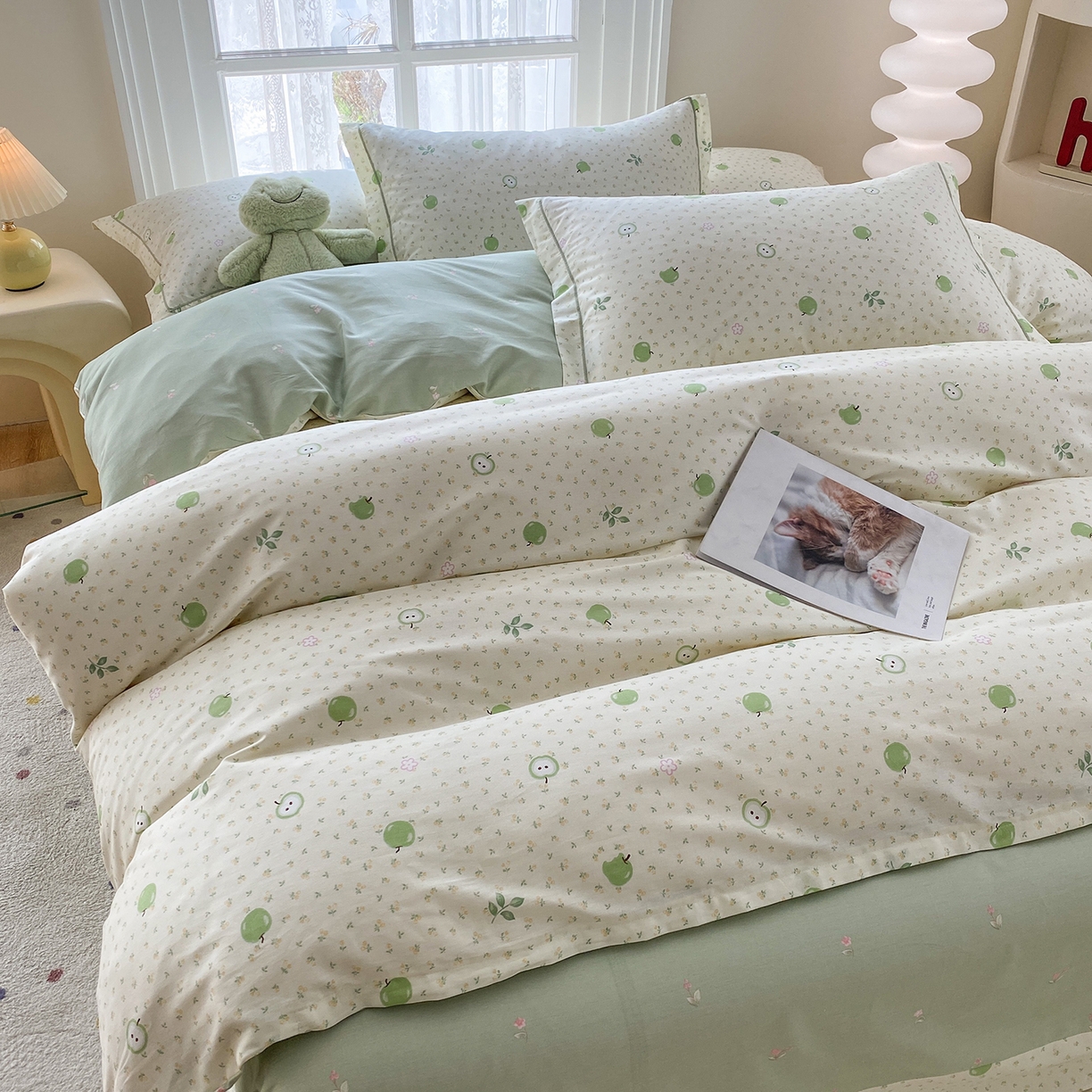91家纺网 家纺一手货源 找家纺 钰锦铂2026新款直播爆款全棉四件套13070吊边床单一字绣印花纯棉三件套四件套 小苹果-绿