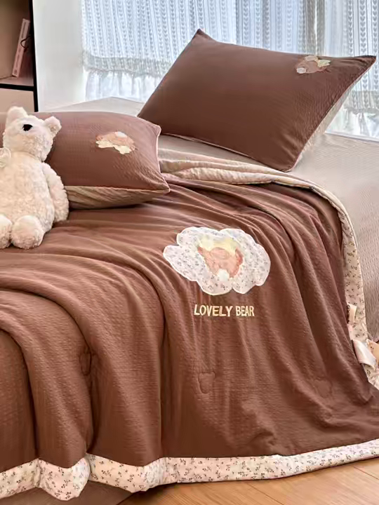 91家纺网 家纺一手货源 找家纺 玉海棠家纺 2026新款泡芙纱夏被夏凉被空调被贴布绣四件套-安妮公主系列 安妮公主-格调咖