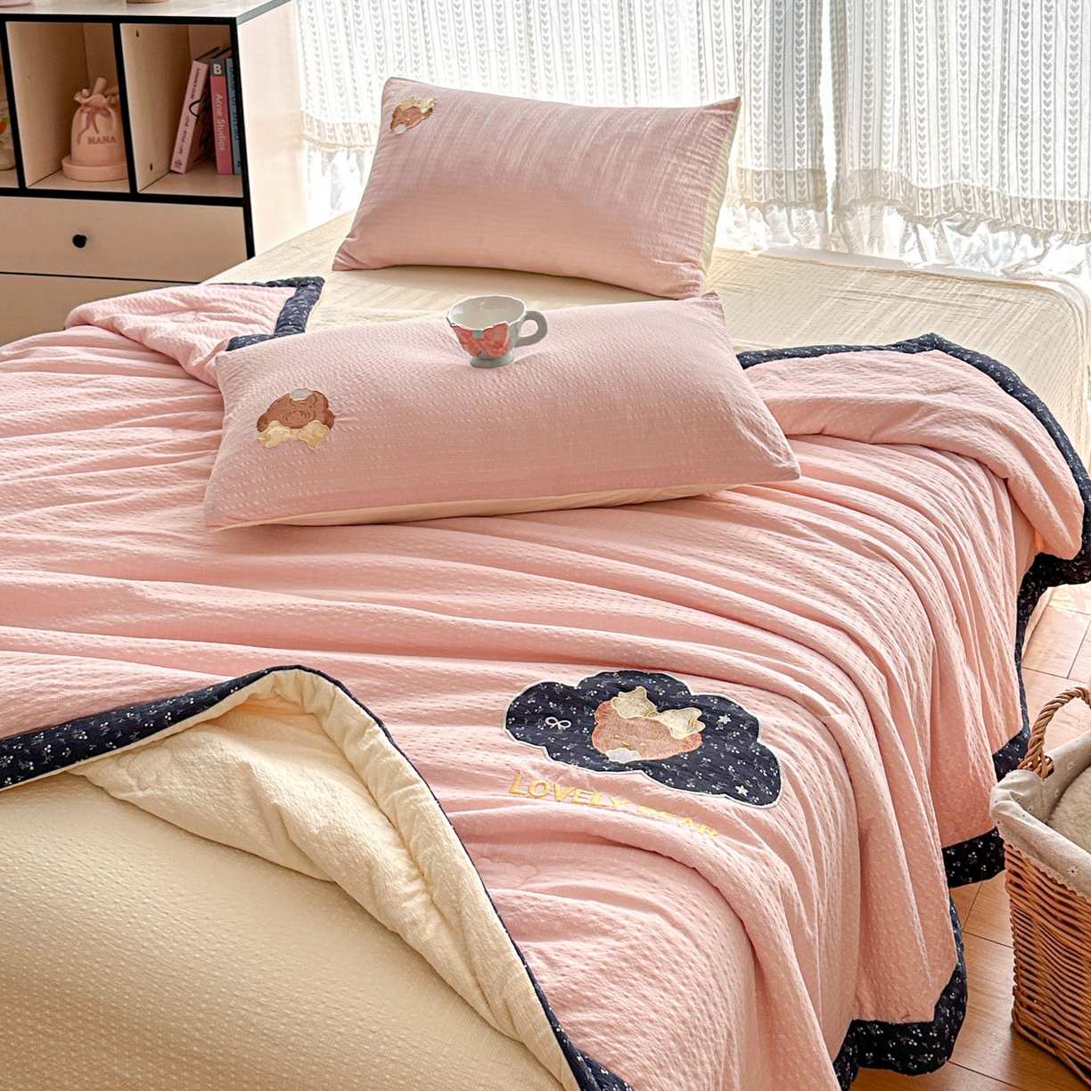 91家纺网 家纺一手货源 找家纺 玉海棠家纺 2026新款泡芙纱夏被夏凉被空调被贴布绣四件套-安妮公主系列 安妮公主-蓝粉