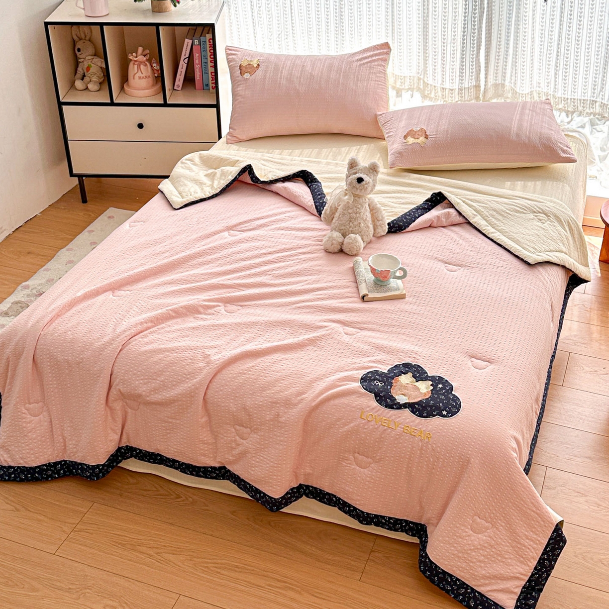 91家纺网 家纺一手货源 找家纺 玉海棠家纺 2026新款泡芙纱夏被夏凉被空调被贴布绣四件套-安妮公主系列 安妮公主-蓝粉