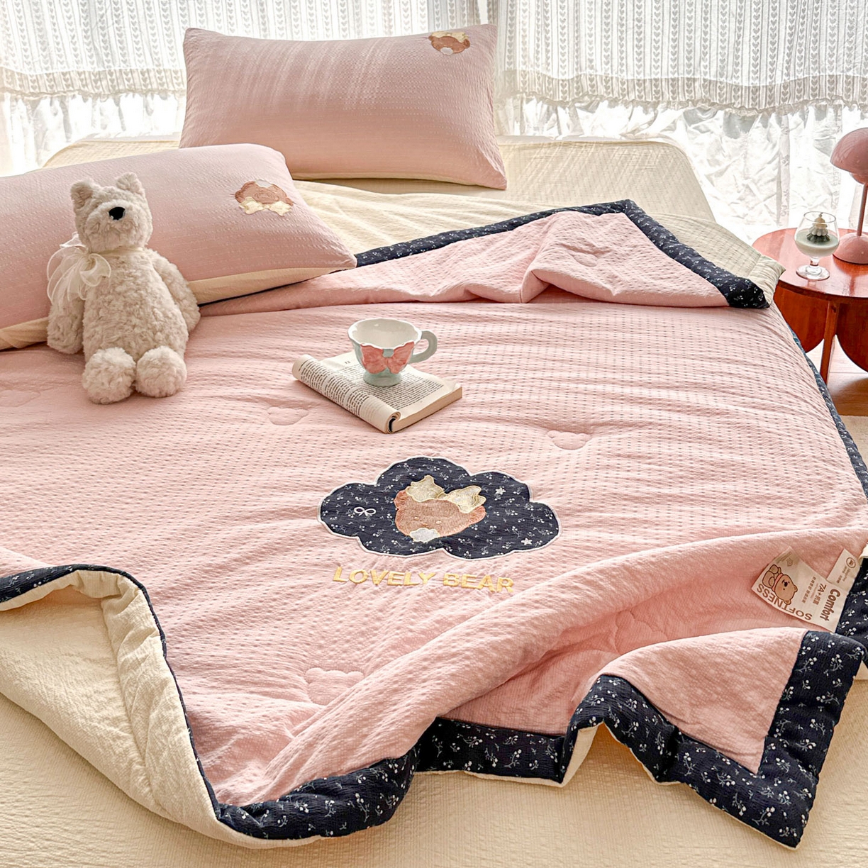 91家纺网 家纺一手货源 找家纺 玉海棠家纺 2026新款泡芙纱夏被夏凉被空调被贴布绣四件套-安妮公主系列 安妮公主-蓝粉