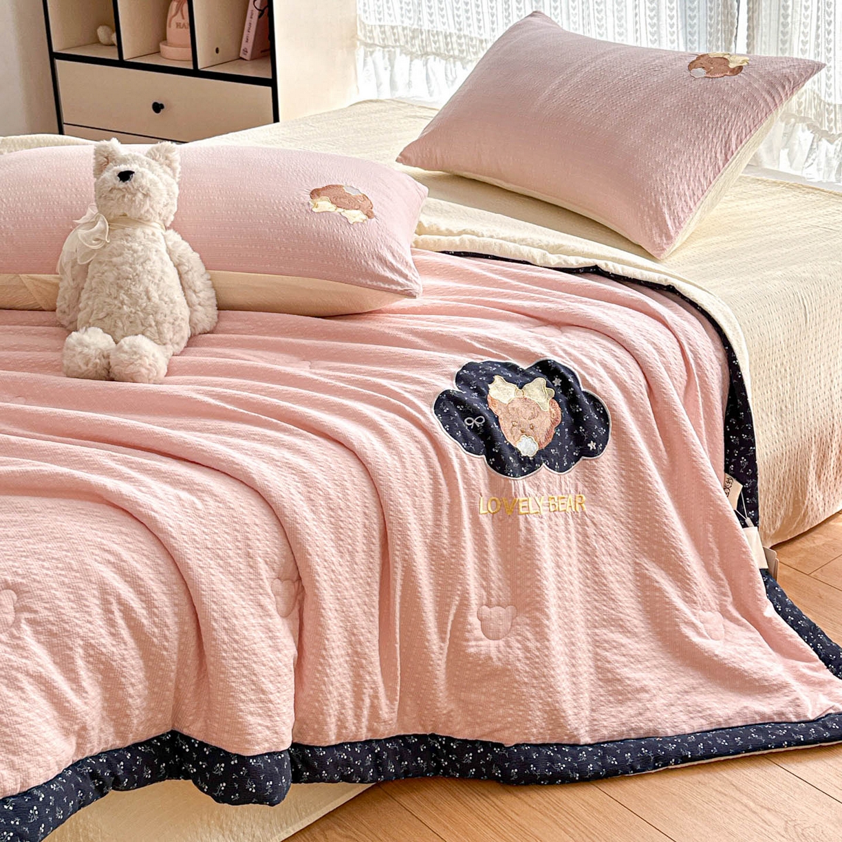 91家纺网 家纺一手货源 找家纺 玉海棠家纺 2026新款泡芙纱夏被夏凉被空调被贴布绣四件套-安妮公主系列 安妮公主-蓝粉