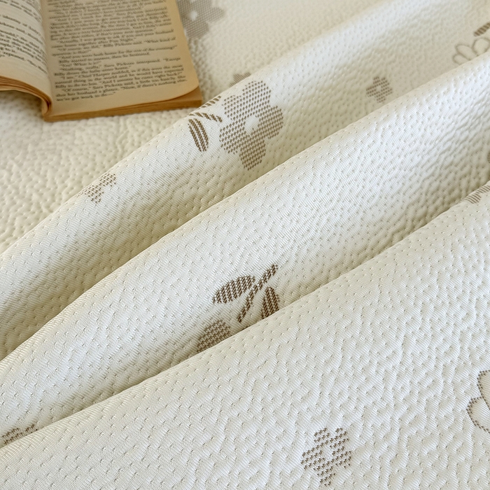 91家纺网 家纺一手货源 找家纺 红夫人 2026春夏新款韩式荷叶边高克重双色提花全凉感凉席三件套【单层不复合】 韩式迎风