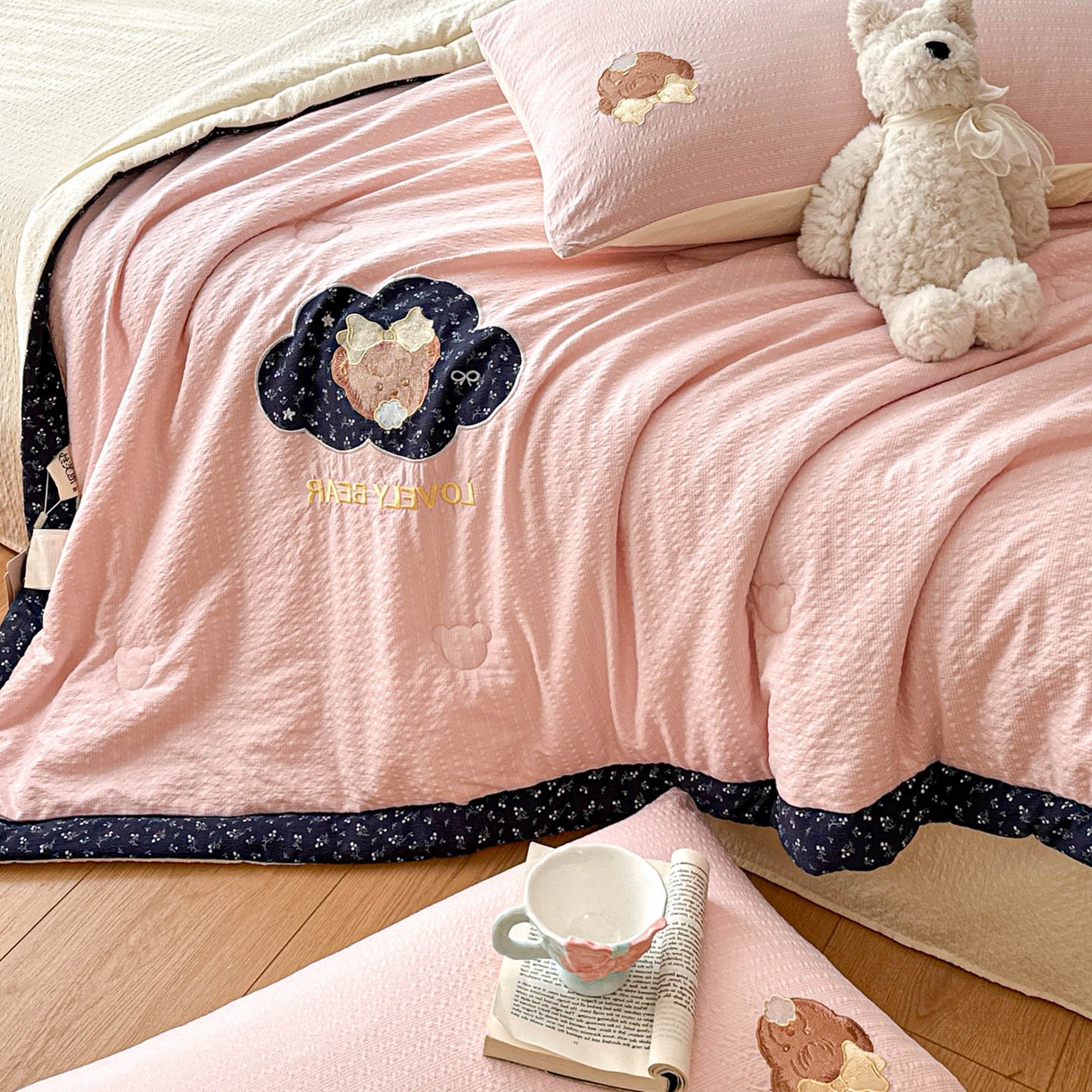 91家纺网 家纺一手货源 找家纺 玉海棠家纺 2026新款泡芙纱夏被夏凉被空调被贴布绣四件套-安妮公主系列 安妮公主-蓝粉