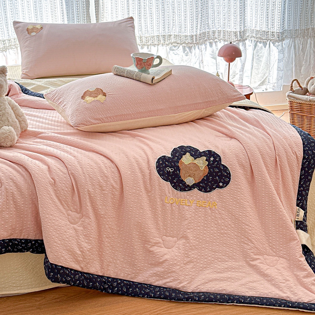 91家纺网 家纺一手货源 找家纺 玉海棠家纺 2026新款泡芙纱夏被夏凉被空调被贴布绣四件套-安妮公主系列 安妮公主-蓝粉