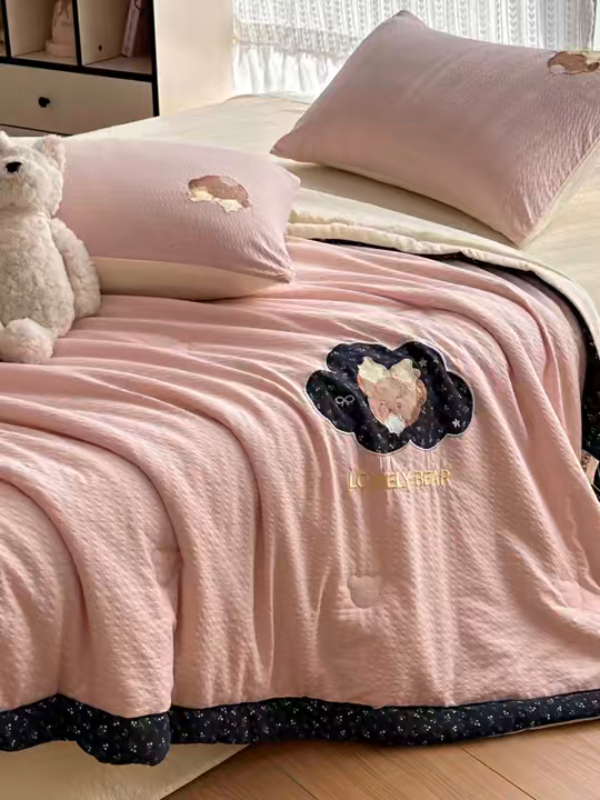 91家纺网 家纺一手货源 找家纺 玉海棠家纺 2026新款泡芙纱夏被夏凉被空调被贴布绣四件套-安妮公主系列 安妮公主-蓝粉