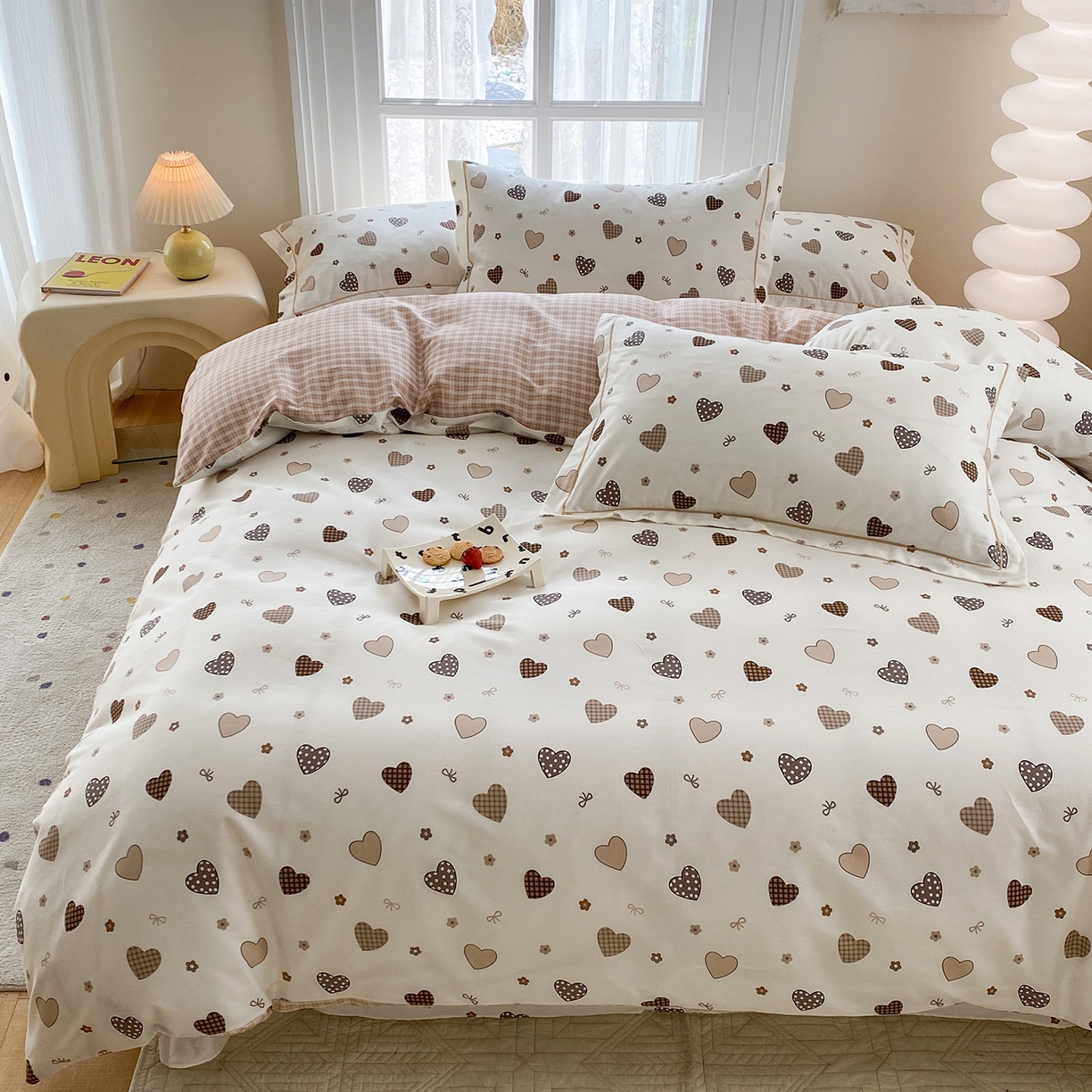 91家纺网 家纺一手货源 找家纺 钰锦铂2026新款直播爆款全棉四件套13070吊边床单一字绣印花纯棉三件套四件套 爱意随风-咖