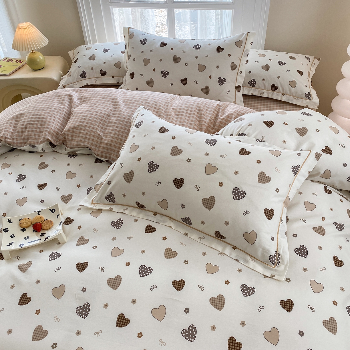 91家纺网 家纺一手货源 找家纺 钰锦铂2026新款直播爆款全棉四件套13070吊边床单一字绣印花纯棉三件套四件套 爱意随风-咖