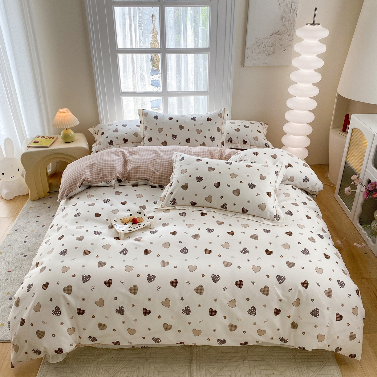 91家纺网 家纺一手货源 找家纺 钰锦铂2026新款直播爆款全棉四件套13070吊边床单一字绣印花纯棉三件套四件套 爱意随风-咖