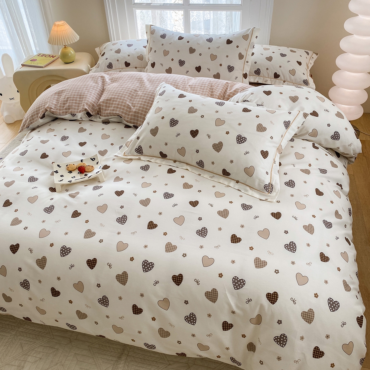 91家纺网 家纺一手货源 找家纺 钰锦铂2026新款直播爆款全棉四件套13070吊边床单一字绣印花纯棉三件套四件套 爱意随风-咖