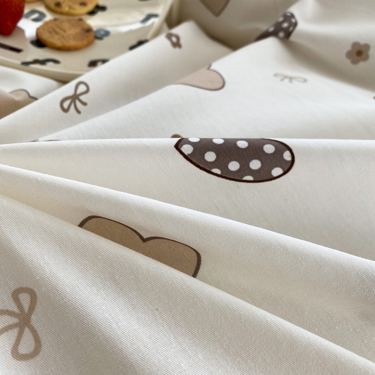 91家纺网 家纺一手货源 找家纺 钰锦铂2026新款直播爆款全棉四件套13070吊边床单一字绣印花纯棉三件套四件套 爱意随风-咖