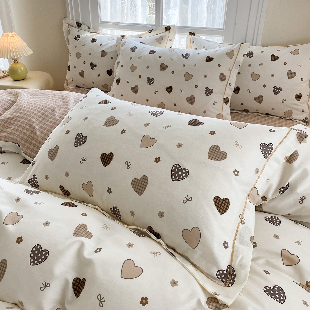 91家纺网 家纺一手货源 找家纺 钰锦铂2026新款直播爆款全棉四件套13070吊边床单一字绣印花纯棉三件套四件套 爱意随风-咖