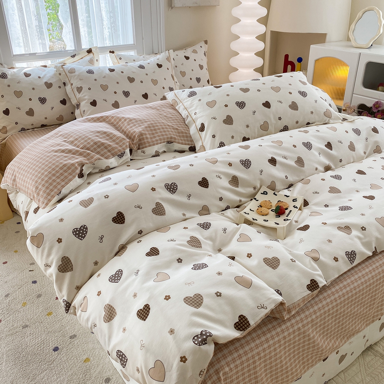 91家纺网 家纺一手货源 找家纺 钰锦铂2026新款直播爆款全棉四件套13070吊边床单一字绣印花纯棉三件套四件套 爱意随风-咖