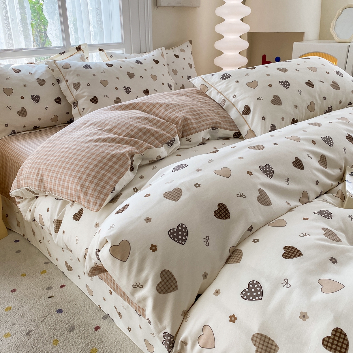 91家纺网 家纺一手货源 找家纺 钰锦铂2026新款直播爆款全棉四件套13070吊边床单一字绣印花纯棉三件套四件套 爱意随风-咖