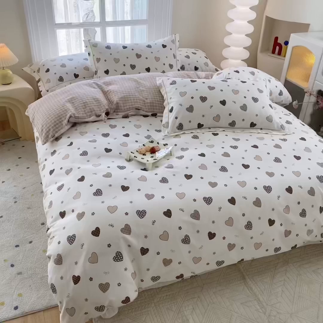 91家纺网 家纺一手货源 找家纺 钰锦铂2026新款直播爆款全棉四件套13070吊边床单一字绣印花纯棉三件套四件套 爱意随风-咖