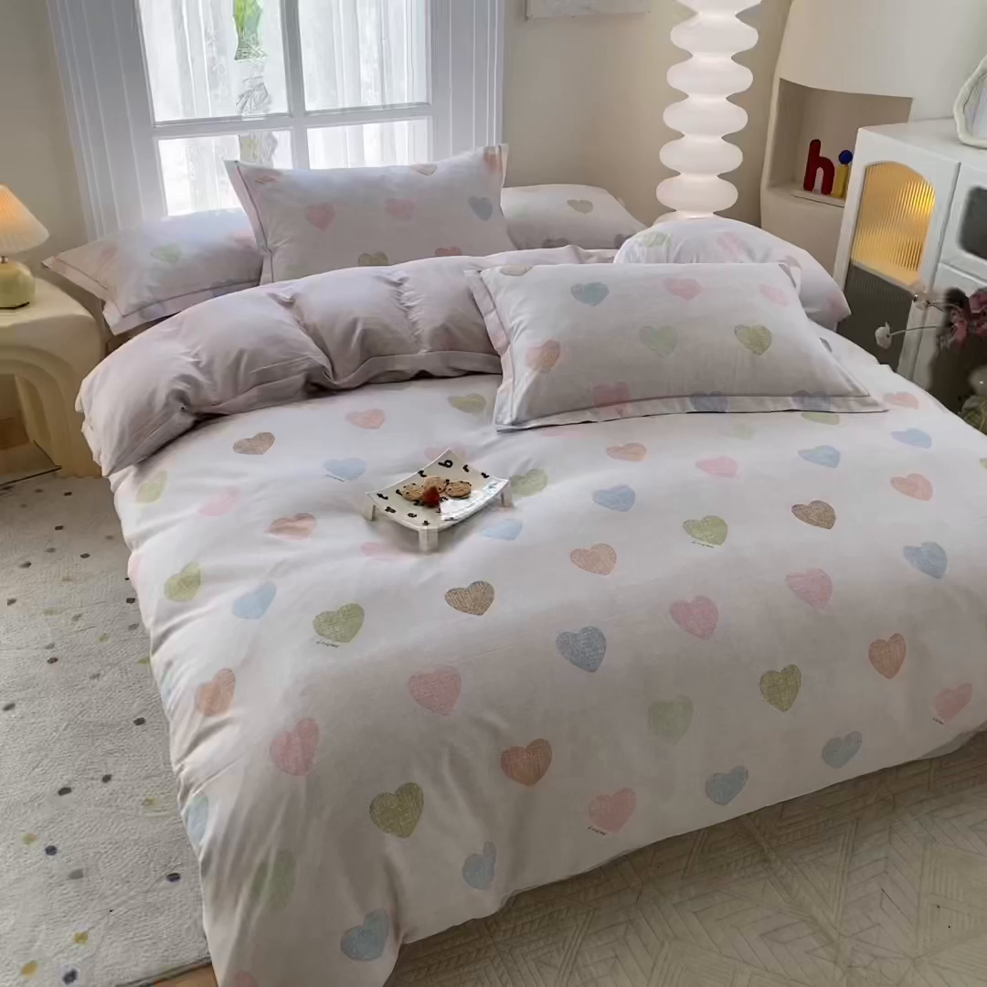 91家纺网 家纺一手货源 找家纺 钰锦铂2026新款直播爆款全棉四件套13070吊边床单一字绣印花纯棉三件套四件套 初心-粉