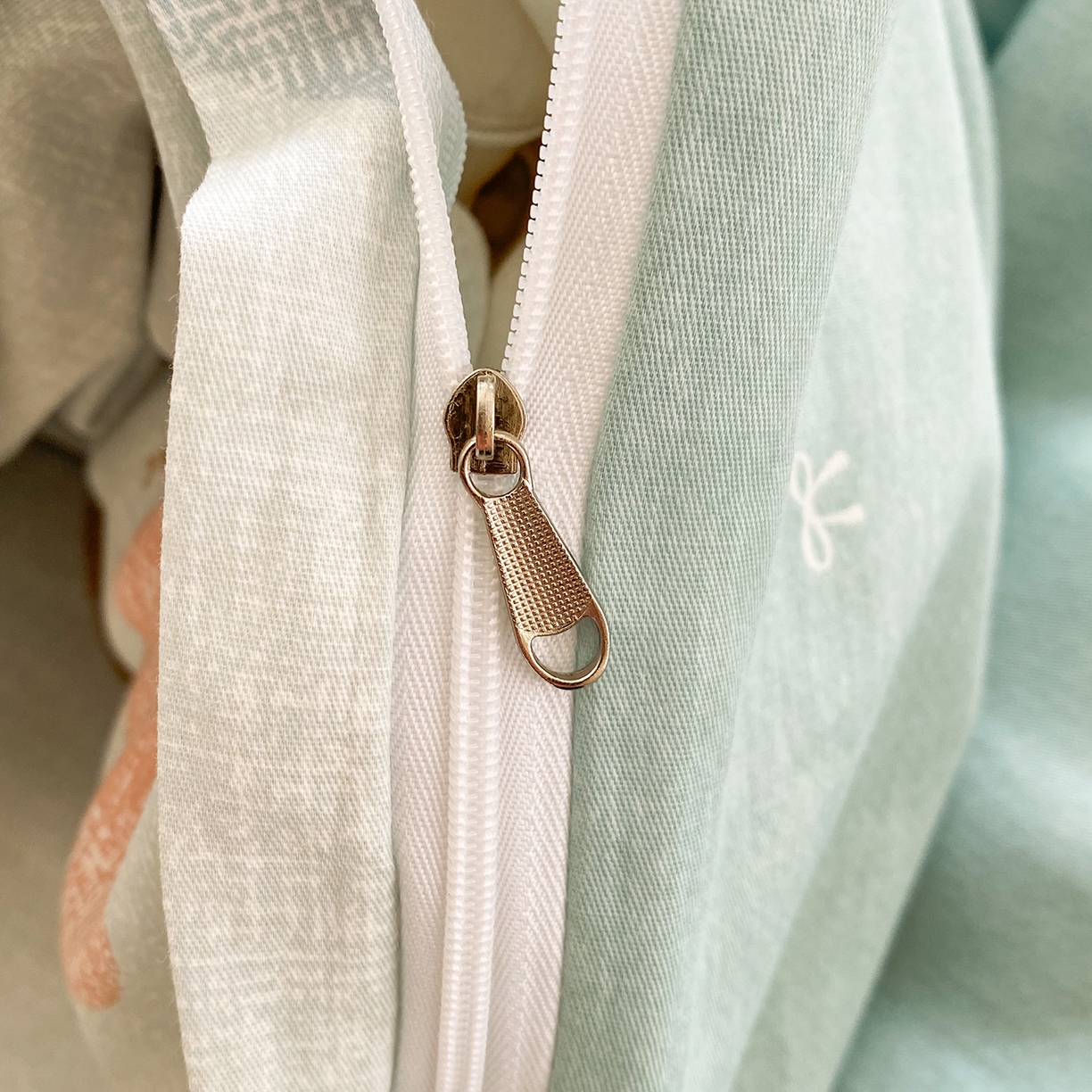 91家纺网 家纺一手货源 找家纺 钰锦铂2026新款直播爆款全棉四件套13070吊边床单一字绣印花纯棉三件套四件套 初心-绿