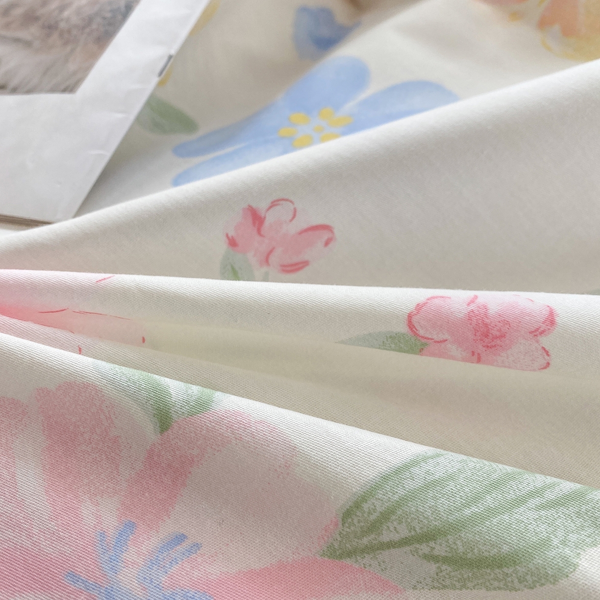 91家纺网 家纺一手货源 找家纺 钰锦铂2026新款直播爆款全棉四件套13070吊边床单一字绣印花纯棉三件套四件套 朵唯-米