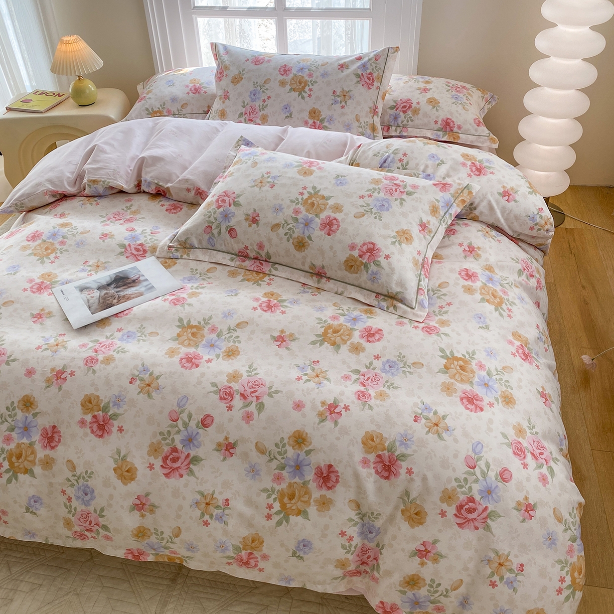 91家纺网 家纺一手货源 找家纺 钰锦铂2026新款直播爆款全棉四件套13070吊边床单一字绣印花纯棉三件套四件套 花萃清风-红