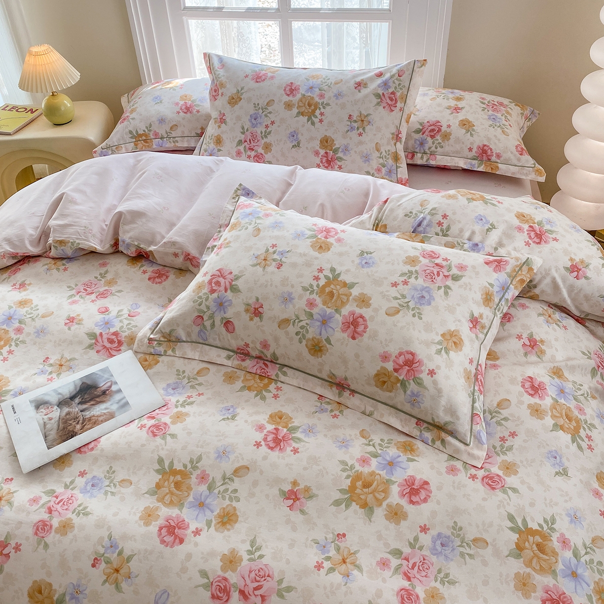 91家纺网 家纺一手货源 找家纺 钰锦铂2026新款直播爆款全棉四件套13070吊边床单一字绣印花纯棉三件套四件套 花萃清风-红