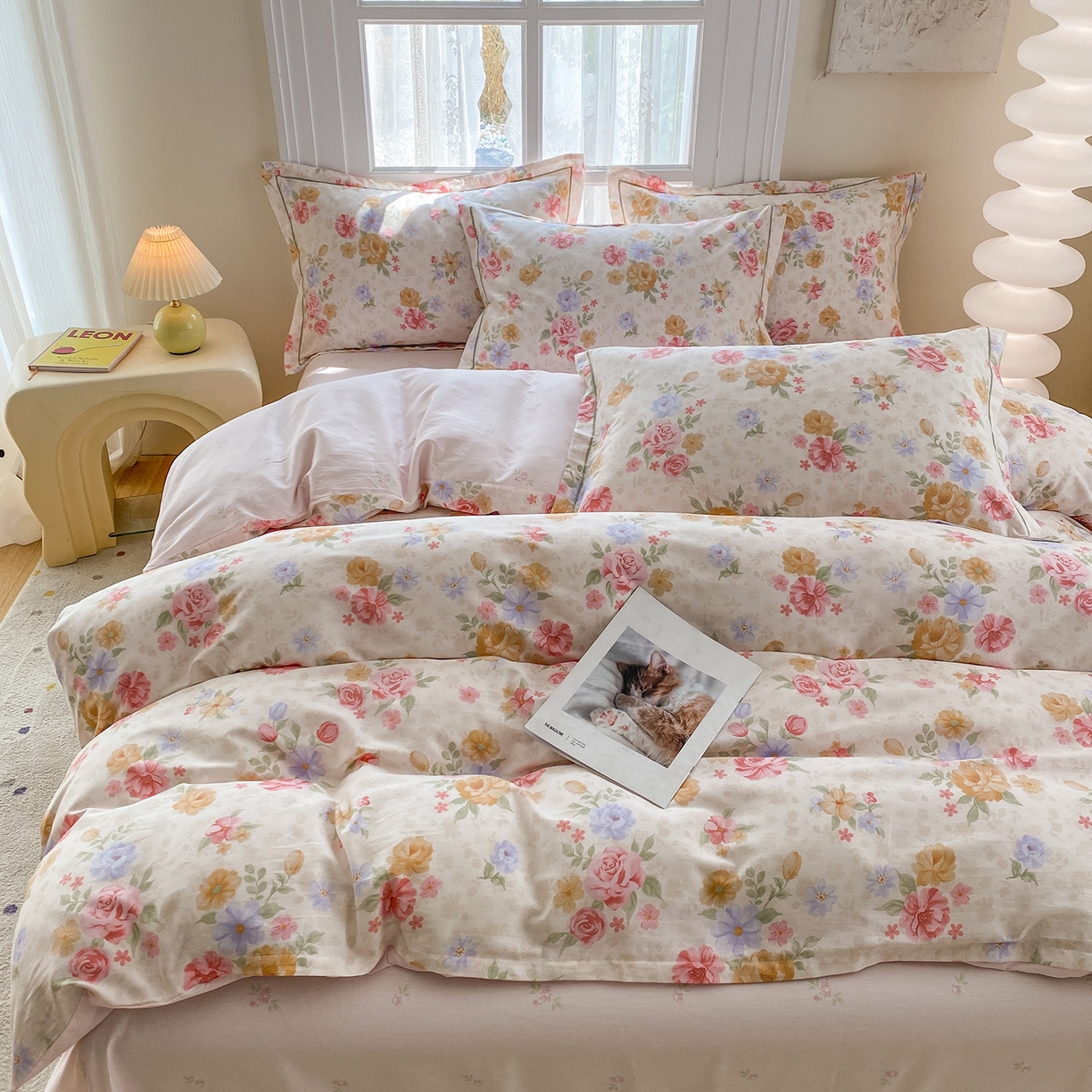 91家纺网 家纺一手货源 找家纺 钰锦铂2026新款直播爆款全棉四件套13070吊边床单一字绣印花纯棉三件套四件套 花萃清风-红