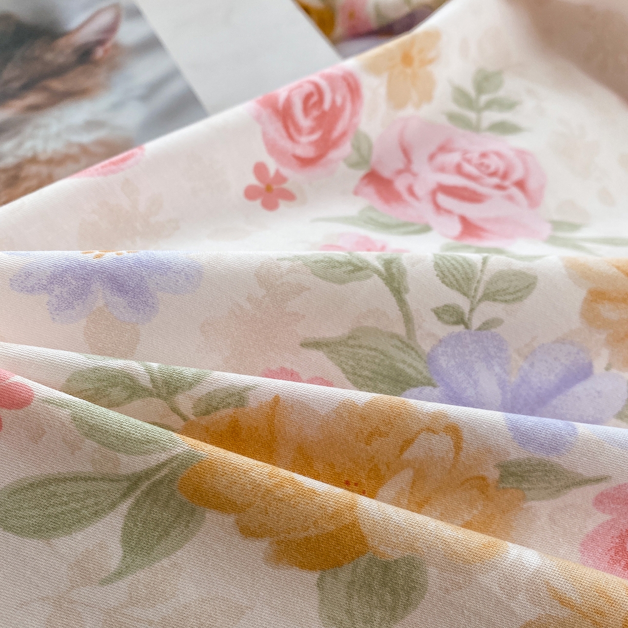 91家纺网 家纺一手货源 找家纺 钰锦铂2026新款直播爆款全棉四件套13070吊边床单一字绣印花纯棉三件套四件套 花萃清风-红