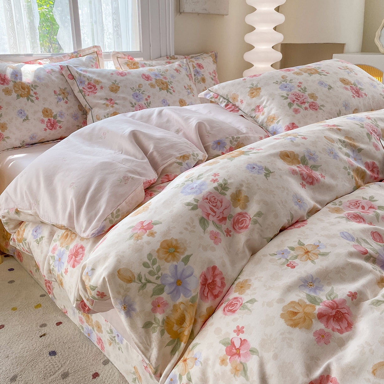 91家纺网 家纺一手货源 找家纺 钰锦铂2026新款直播爆款全棉四件套13070吊边床单一字绣印花纯棉三件套四件套 花萃清风-红