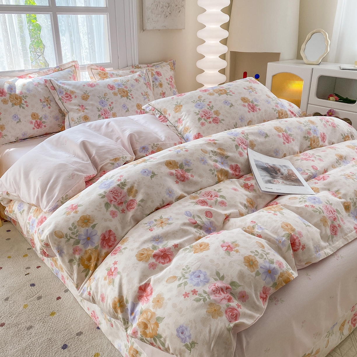 91家纺网 家纺一手货源 找家纺 钰锦铂2026新款直播爆款全棉四件套13070吊边床单一字绣印花纯棉三件套四件套 花萃清风-红