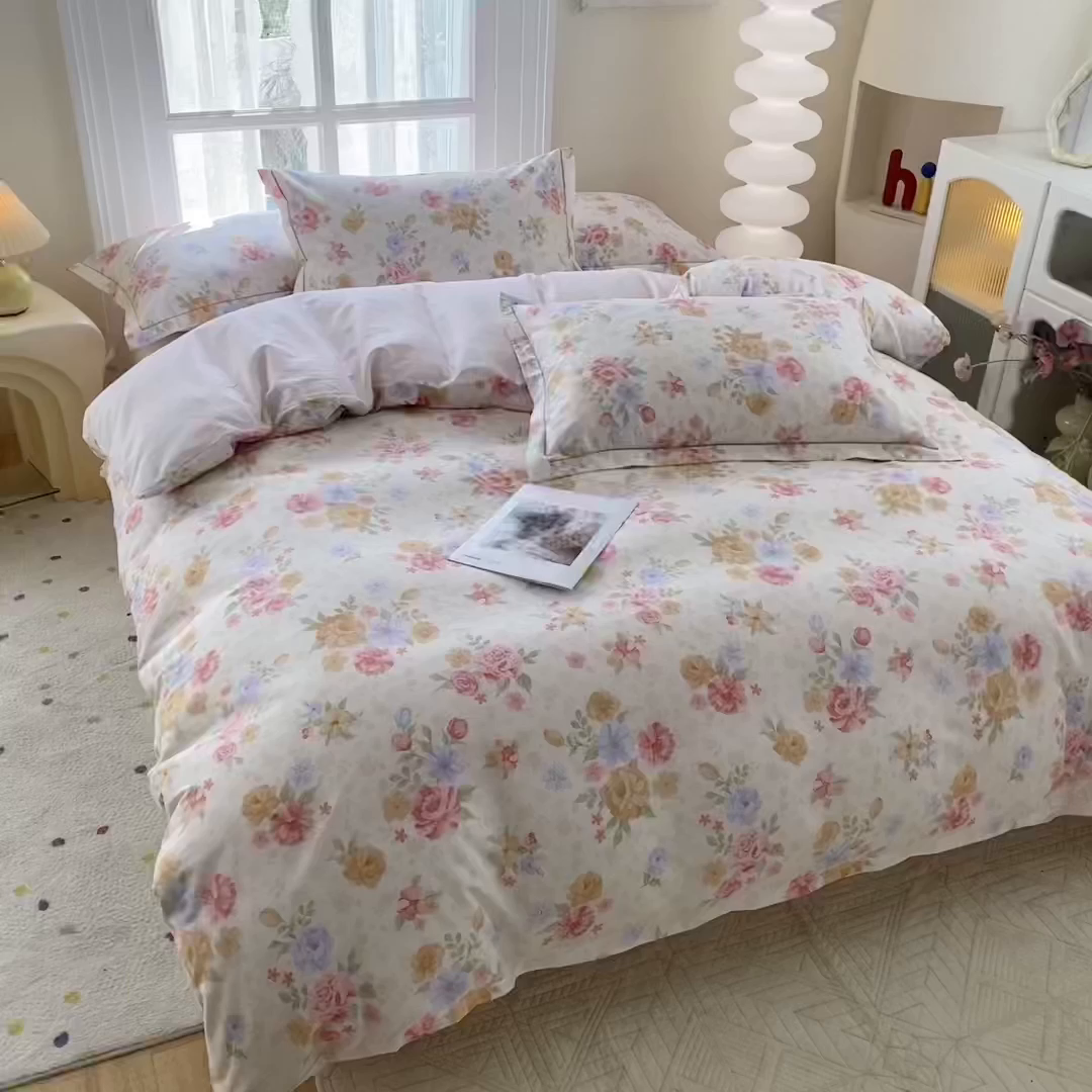 91家纺网 家纺一手货源 找家纺 钰锦铂2026新款直播爆款全棉四件套13070吊边床单一字绣印花纯棉三件套四件套 花萃清风-红