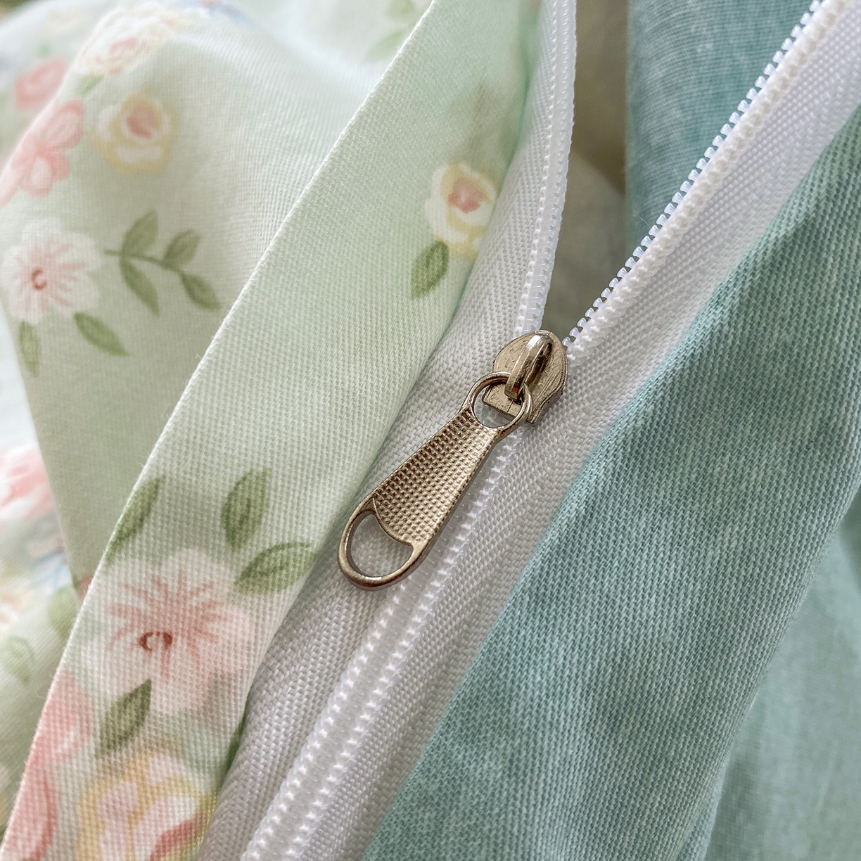 91家纺网 家纺一手货源 找家纺 钰锦铂2026新款直播爆款全棉四件套13070吊边床单一字绣印花纯棉三件套四件套 花香丽影-绿