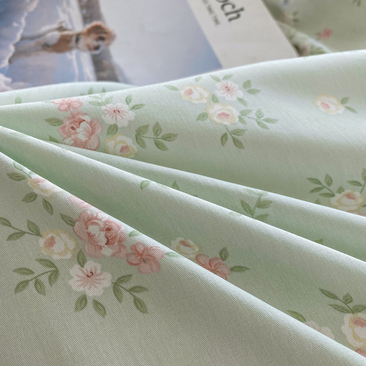 91家纺网 家纺一手货源 找家纺 钰锦铂2026新款直播爆款全棉四件套13070吊边床单一字绣印花纯棉三件套四件套 花香丽影-绿