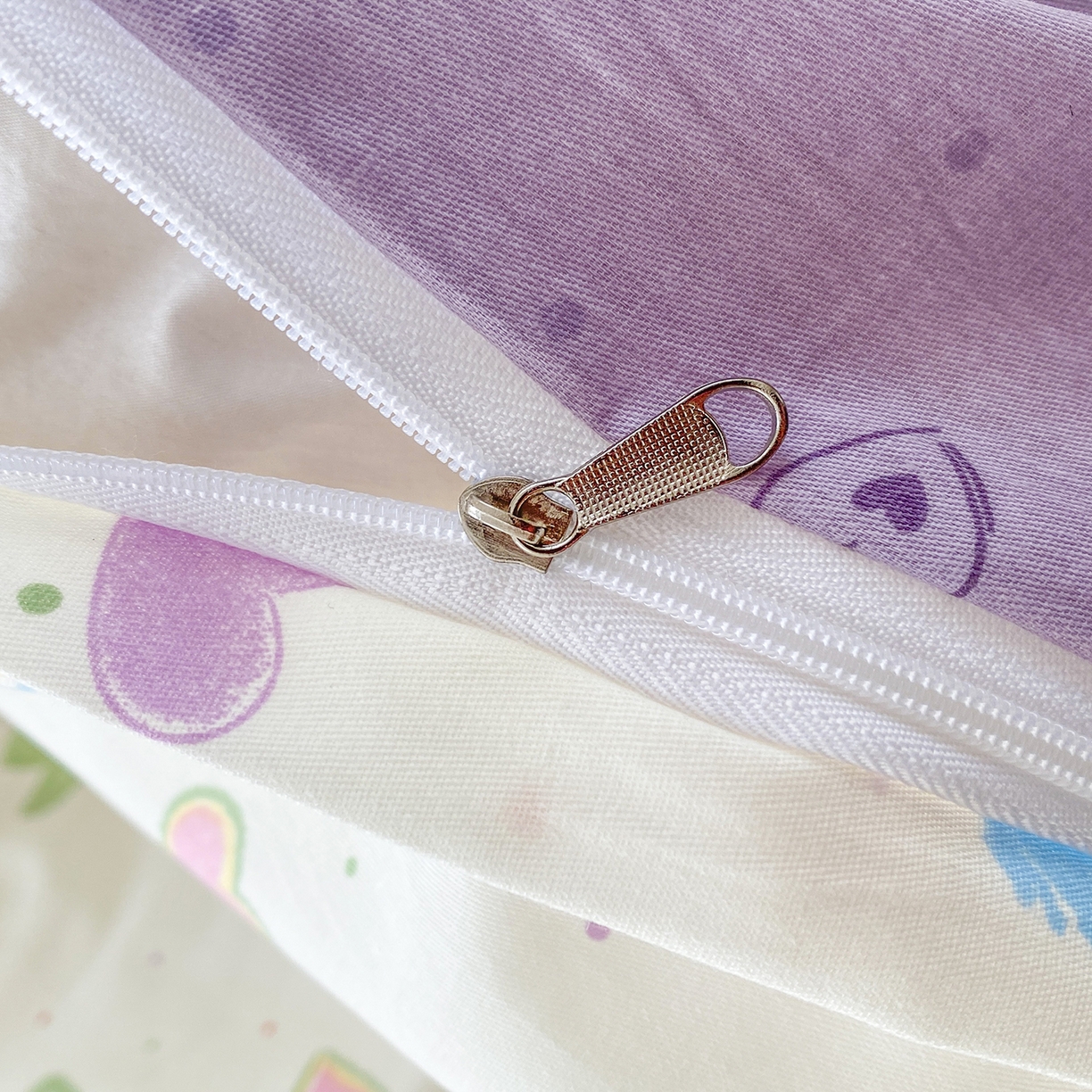 91家纺网 家纺一手货源 找家纺 钰锦铂2026新款直播爆款全棉四件套13070吊边床单一字绣印花纯棉三件套四件套 简爱-米