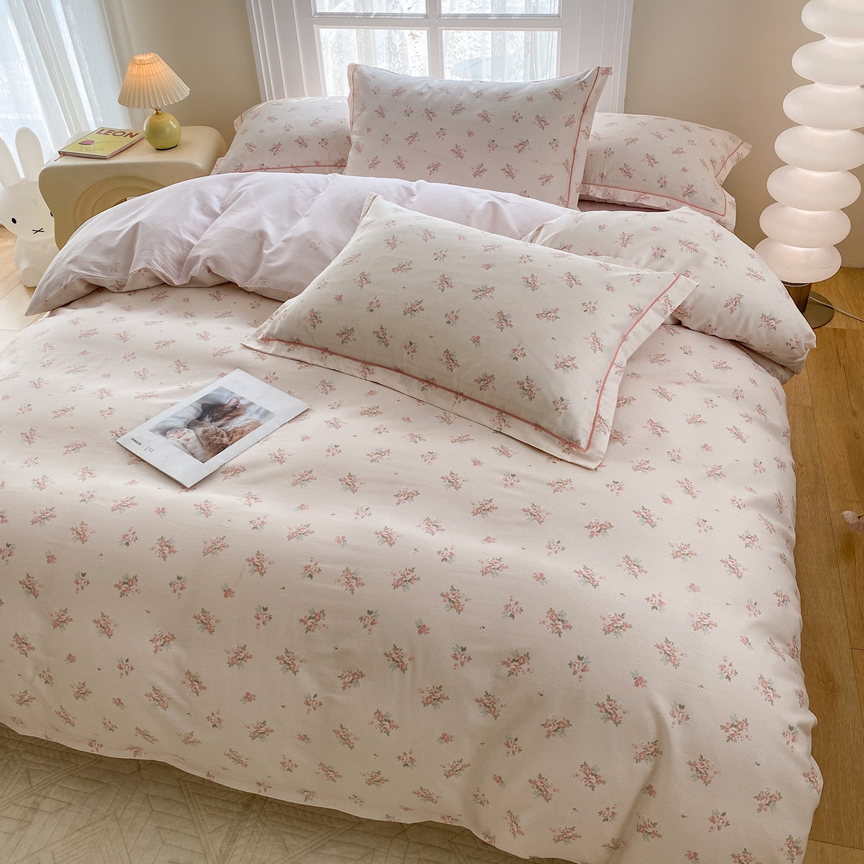 91家纺网 家纺一手货源 找家纺 钰锦铂2026新款直播爆款全棉四件套13070吊边床单一字绣印花纯棉三件套四件套 洛克庄园-粉