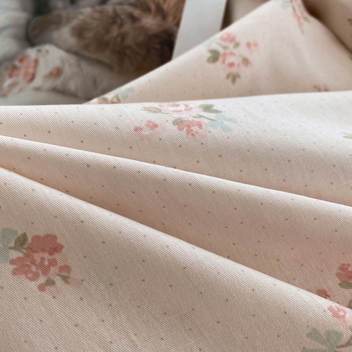 91家纺网 家纺一手货源 找家纺 钰锦铂2026新款直播爆款全棉四件套13070吊边床单一字绣印花纯棉三件套四件套 洛克庄园-粉